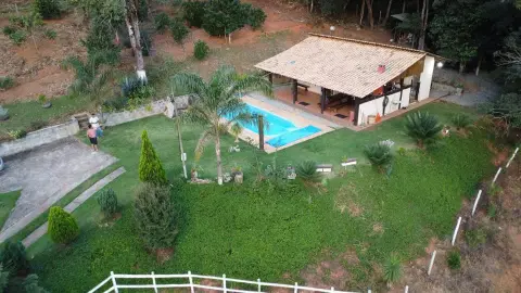 Sítio de 4.500 m² em condomínio fechado à venda