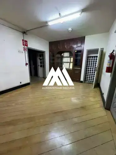 Alugo casa comercial em Itaúna em excelente localização no centro!