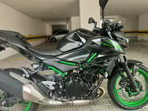 MOTO KAWASAKI IMPECÁVEL