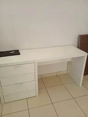 Móvel de computador com gaveta
