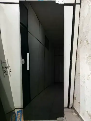 Porta em vidro temperado com puxador e fechadura com chave em aluminio adesivada com insul