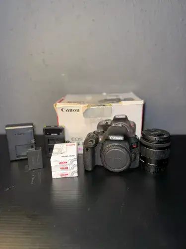 Canon T7i novinha + baterias e cartão de memória