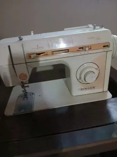 Máquina de Costura Singer com Gabinete