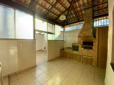 Casa 2 quartos com área externa na Vila Tavares