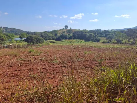 Chácara à venda com água corrente – 1500 m²