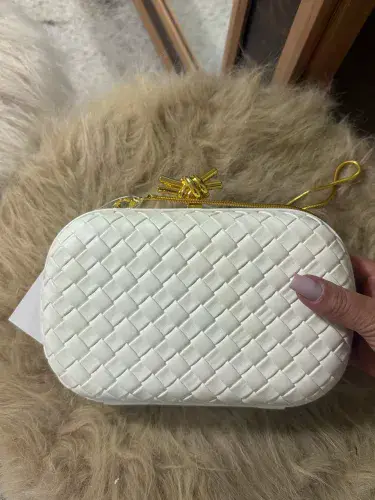 Bolsa branca com detalhe dourado