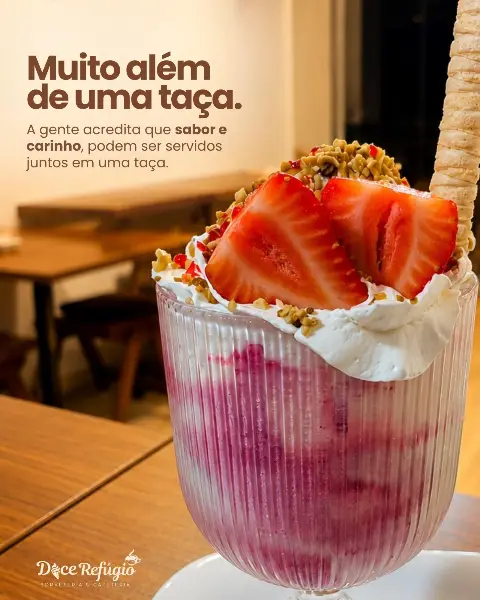 Sundae com sorvete, chantilly e morangos na Doce Refúgio