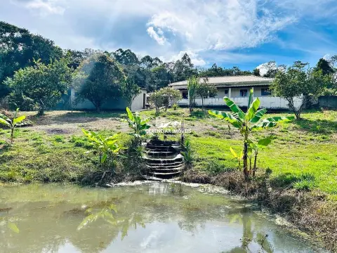 Sítio com casa colonial de 4 quartos em Itaguara