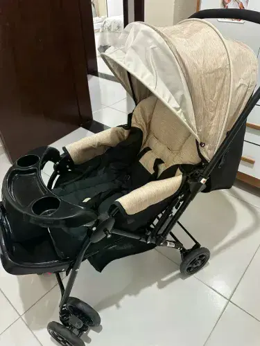 Carrinho de bebê semi-novo
