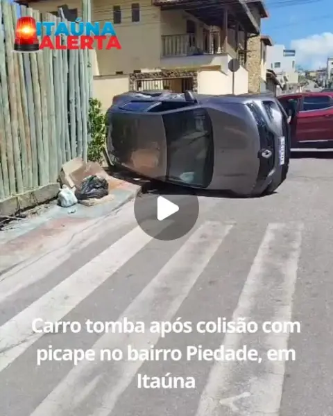 Carro tomba após colisão com picape no bairro Piedade