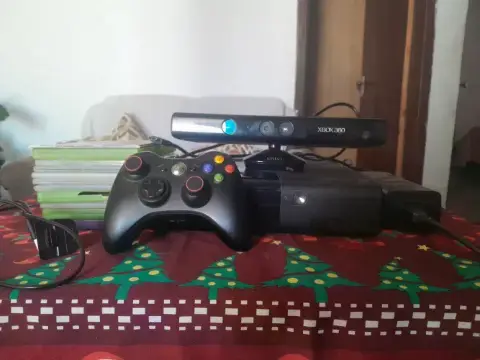 vendo xbox 360 Bloqueado com jogos extras com kinect e 2 jogos para kinect