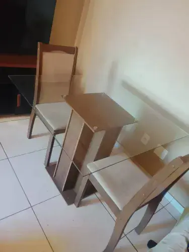 Mesa de vidro com duas cadeiras