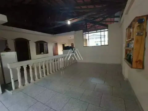 Vendo casa em Itaúna em excelente localização!
