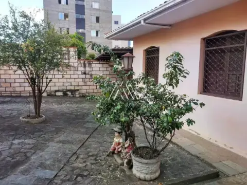 Vendo casa em Itaúna em excelente localização!