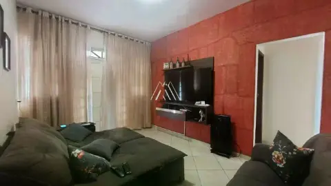 Vendo casa de dois pavimentos em Itaúna em excelente localização!