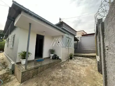 Vendo casa em Itaúna em excelente localização!