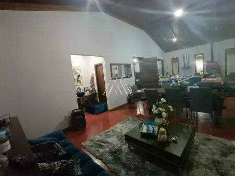 Vendo casa em Itaúna em excelente localização!