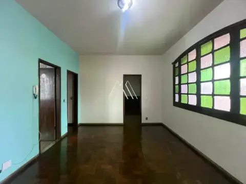 Vendo casa em Itaúna na região central!