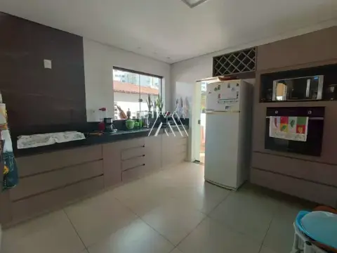 Vendo casa em Itaúna em excelente localização!