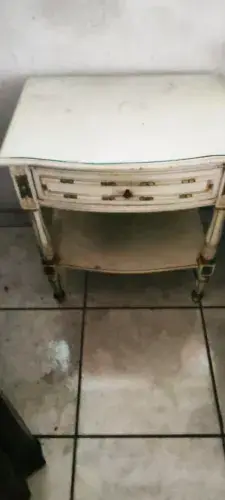 Criado mudo Branco com tampa de vidro.