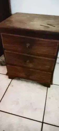 criado mudo com 3 gavetas em madeira maciça