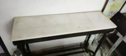 Mesa de tampo de mármore e madeira maciça