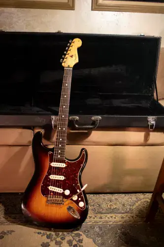 Guitarra Fender a Stratocaster Deluxe Player MIM 3 tone Sunburst 2009