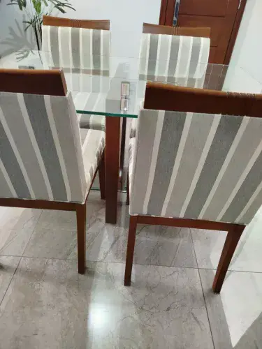 Mesa de mogno com tampo de vidro + cadeiras estofadas