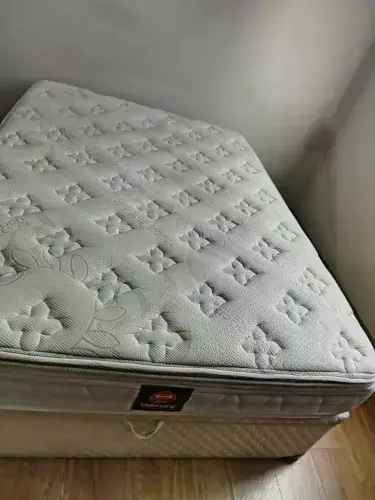 Cama box casal baú + colchão Simmons