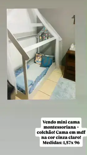 Cama montessoriana cinza claro