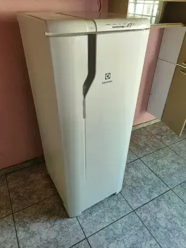 Geladeira Electrolux RE31 240 litros