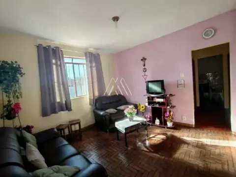 Vendo casa em Itaúna em excelente localização!