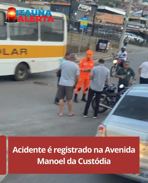 Acidente entre moto e carro na Avenida Manoel da Custódia