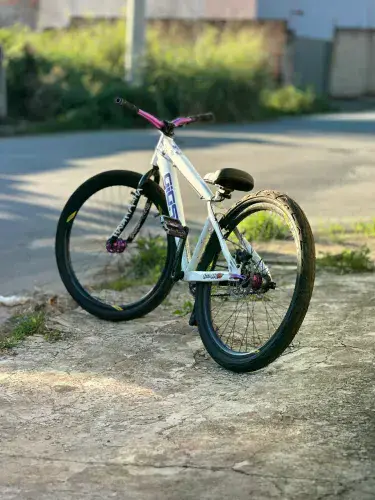 BIKE GIOS BRANCA E ROXA ?