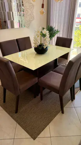 Mesa com tampo de vidro com 6 cadeiras