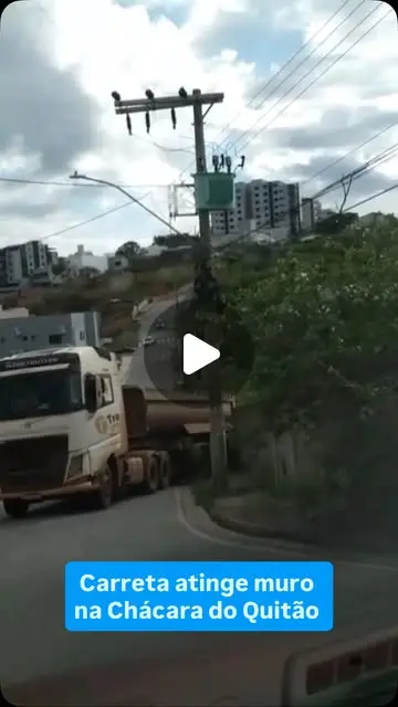 Carreta atinge muro na Chácara do Quitão