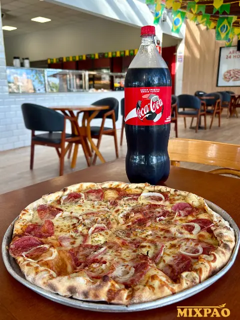 Pizza Mix Pão com Coca-Cola gelada