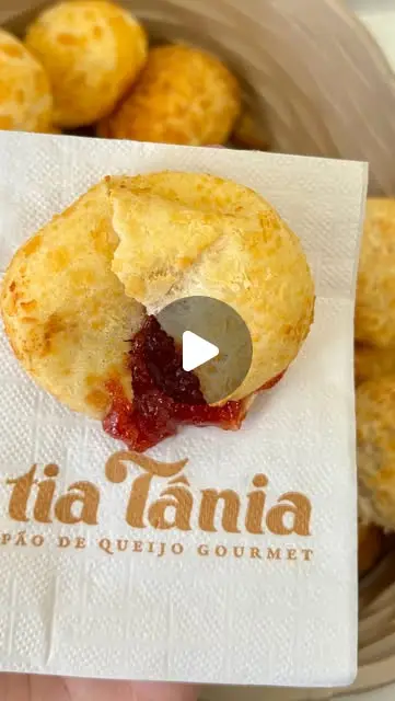 Pão de queijo recheado com goiabada e doce de leite no Mix Pão