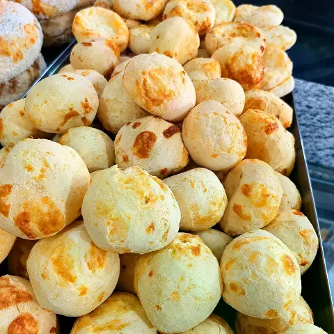 Pão de queijo quentinho na Panificadora Ponto do Trigo