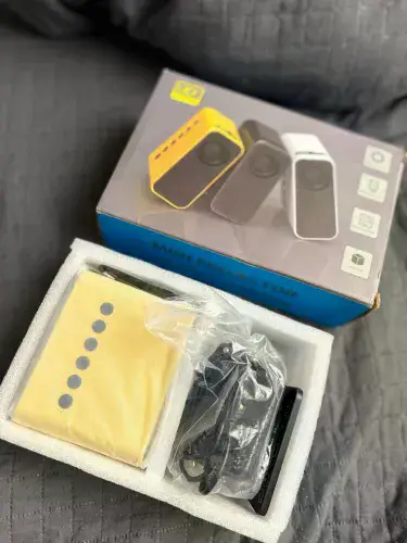 Mini Projetor Portátil LED Amarelo Novo na Caixa + Controle e Cabos