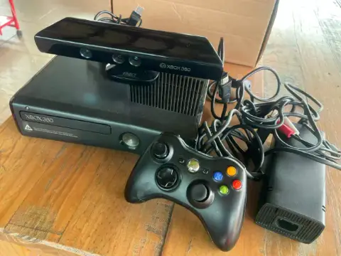 Xbox 360 Slim 500GB Desbloqueado + kinect + Manete + Jogos
