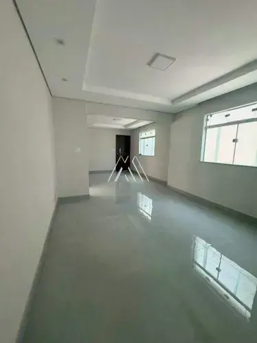 Vendo casa em Itaúna com 03 quartos com garagem em ótima localização