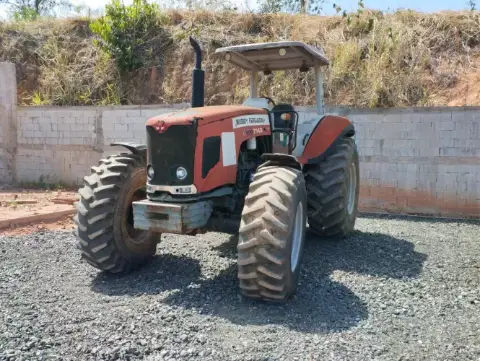 Trator Massey Ferguson MF 7140 ano 2012