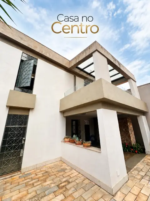 Casa 3 suítes com área de festas no Centro