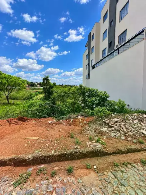Lote à venda no bairro Tropical, por R$ 320 mil