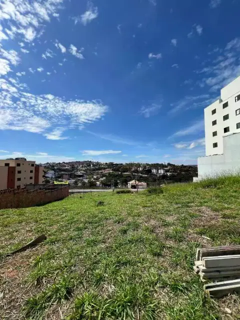Lote à venda no Tropical