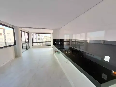 Apartamento com área para alugar, 3 quartos, 1 suíte, 3 vagas, Centro