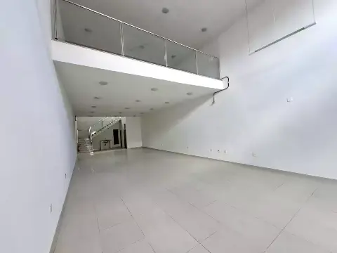 Excelente Loja com Estacionamento na Porta — Centro