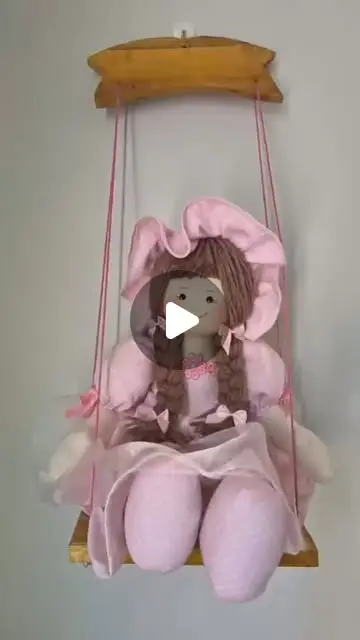 Boneca no balanço personalizada - Artesanatos JM