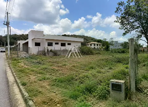 Lote à venda no Condomínio Alphaville, terreno cercado